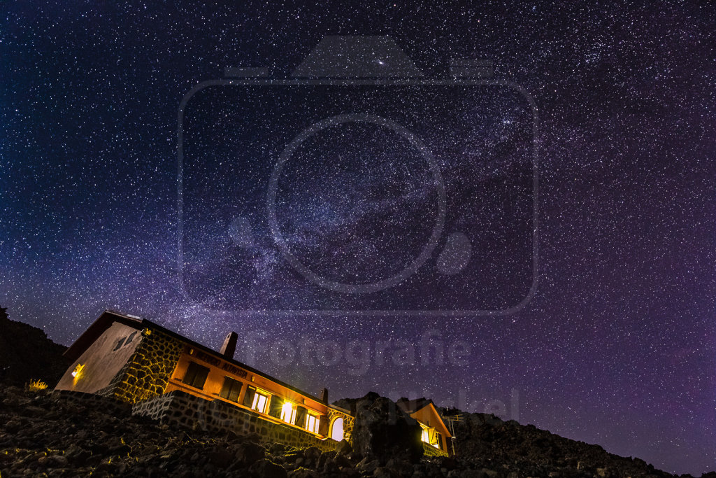 Die Milchstraße über dem Refugio Altavista am Teide